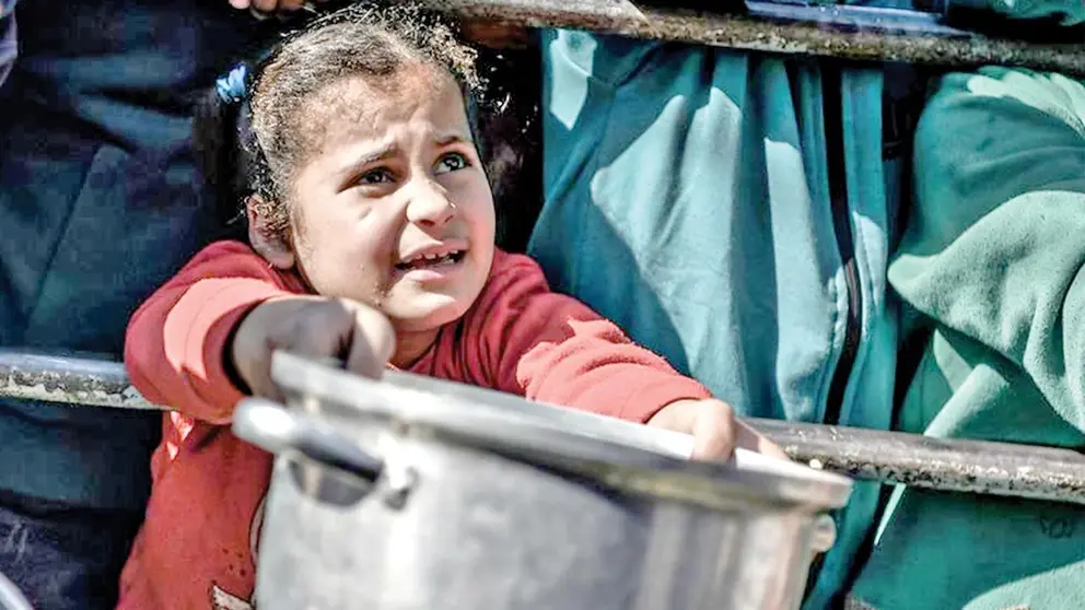 Una niña clama por alimentos en un sector de la Franja de Gaza. / UN NEWS