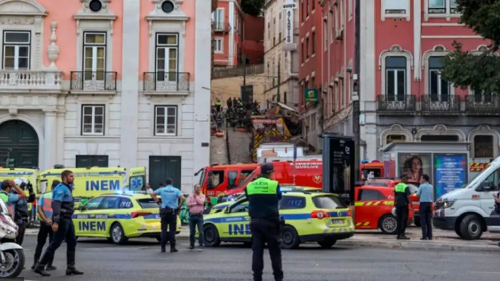 Momento del operativo tras el accidente. TOMADA DE BBC