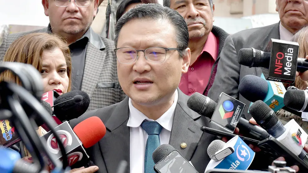 Chi Hyun Chung comunica, ante los medios de comunicaci&oacute;n pace&ntilde;os, que apoyar&aacute; a Tuto Quiroga./ APG