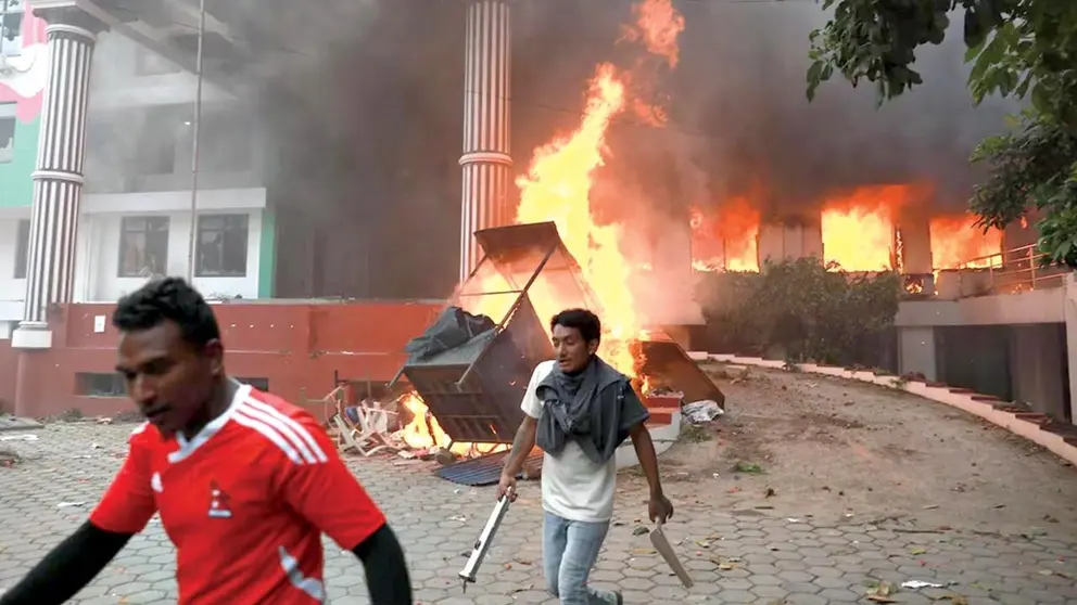 Los manifestantes en Nepal quemaron edificios p&uacute;blicos./ LA NACI&Oacute;N