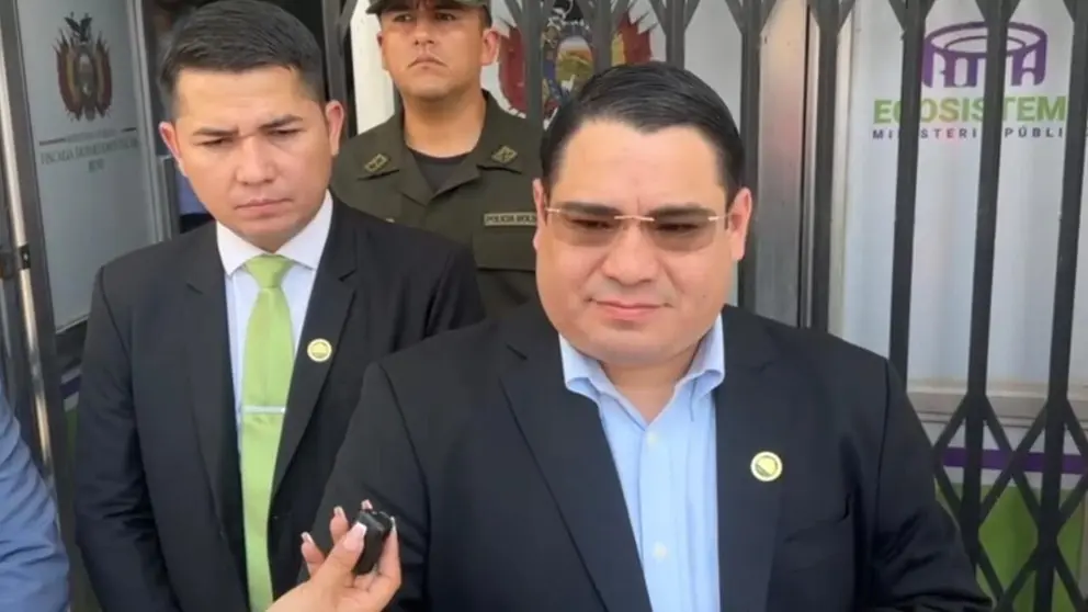 El fiscal General del Estado, Roger Mariaca, (d) posesion&oacute; como nuevo fiscal de Beni a Alexander Mendoza (i). FGE