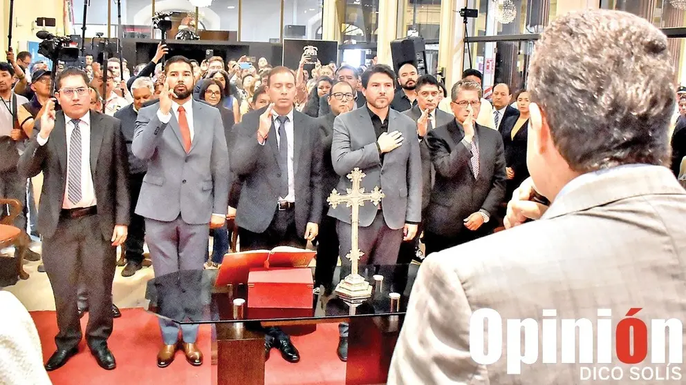 El alcalde Manfred Reyes Villa posesiona a nuevas autoridades, el 18 de septiembre. / DICO SOLÍS