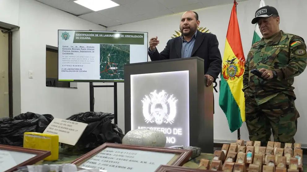 Parte de los percheros presentados por el ministro de Gobierno, Roberto R&iacute;oS. MINISTERIO DE GOBIERNO 