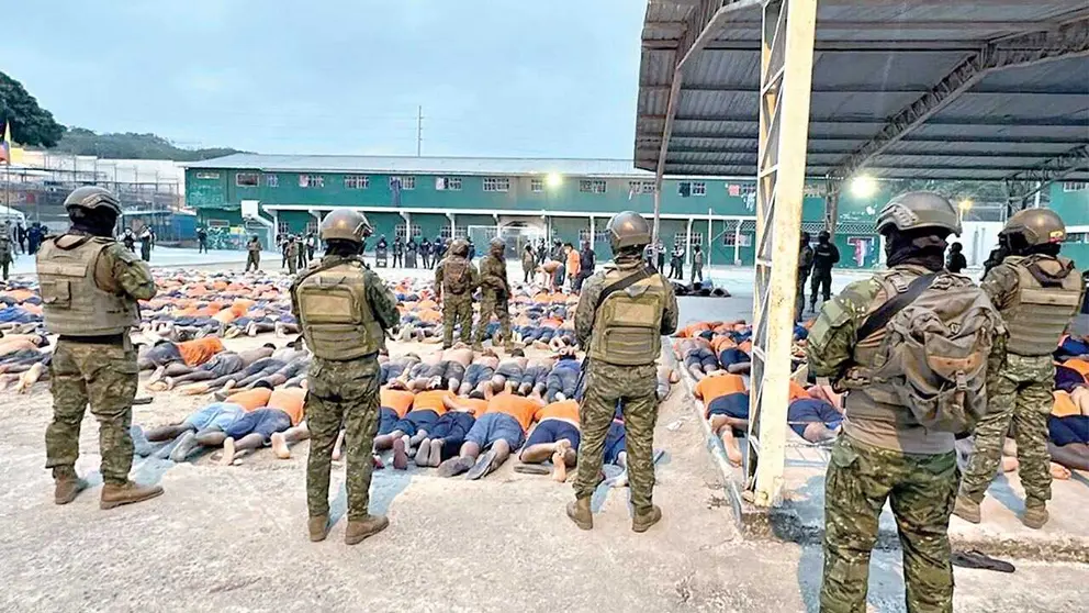 Militares controlan a los reos tras intervenir en el penal./ EJ&Eacute;RCITO DE ECUADOR
