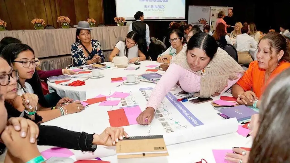 Mujeres electas celebran reto en puerta con agenda plural./ ERBOL