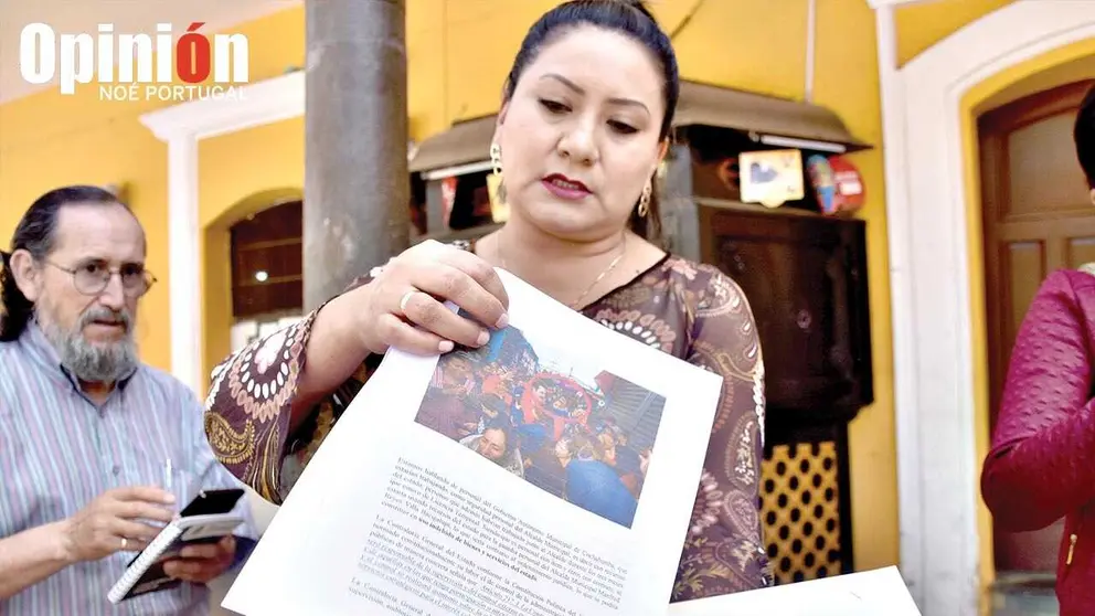 La concejala Silvia Soliz expone el documento de denuncia presentado ante la Contralor&iacute;a, este 25 de septiembre./ NO&Eacute; PORTUGAL