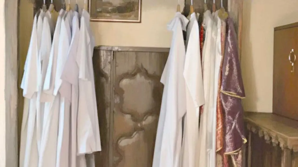Fotograf&iacute;a generada con IA del vestuario de sacerdotes.