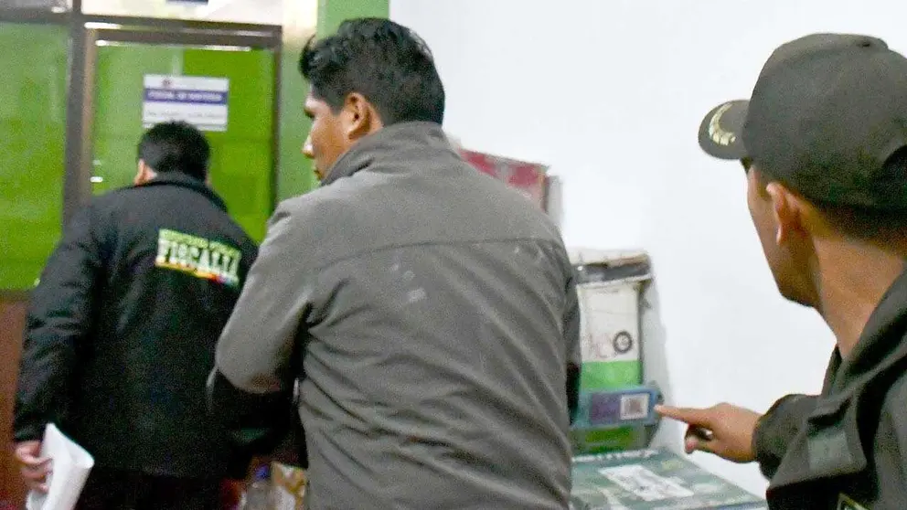 La policía aprehendió a Franklin Flores, por presuntos hecho de corrupción que habría cometido cuando era gerente de la Empresa de Empresa de Apoyo a la Producci&oacute;n (Emapa)./ APG