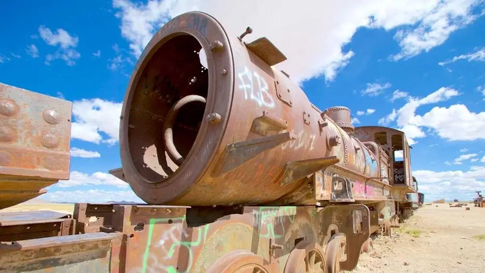 Una de las locomotortas del cementerio de trenes de Uyuni./ ERBOL