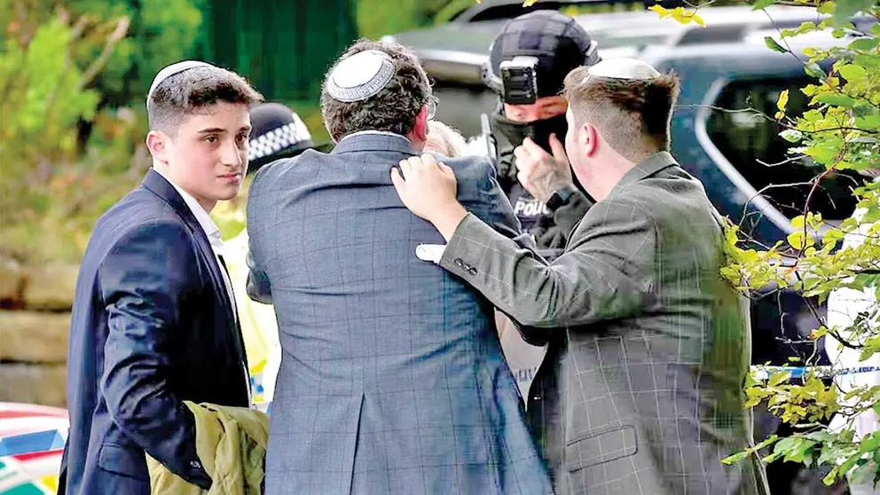 Polic&iacute;as ingleses hablan con algunos miembros de la sinagoga./GETTY IMAGES
