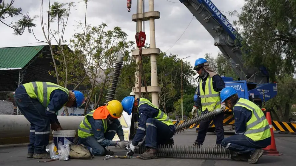 Trabajadores de Elfec realizan mejoras en la red el&eacute;ctrica de Cochabamba. CORTES&Iacute;A