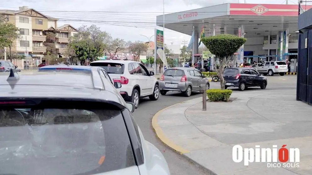 Largas filas por gasolina persisten en las estaciones de servicio./ DICO SOLÍS