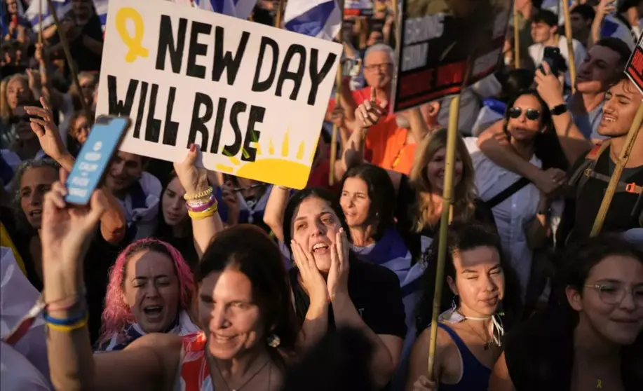Gente reacciona mientras se re&uacute;ne para ver una retransmisi&oacute;n en vivo de la liberaci&oacute;n de rehenes de Gaza en lo que se conoce como la Plaza de los Rehenes en Tel Aviv, Israel. LA TIMES