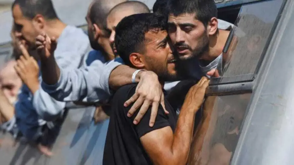 Un hombre saluda a un prisionero palestino liberado por Israel como parte de un intercambio de rehenes y prisioneros y un acuerdo de alto el fuego entre Ham&aacute;s e Israel, en Khan Younis, en el sur de la Franja de Gaza. CAPTURA DE PANTALLA