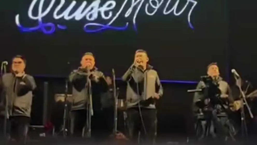 Integrantes de Armon&iacute;a 10 realizan su concierto con chalecos antibalas bajo sus casacas. CAPTURA DE PANTALLA
