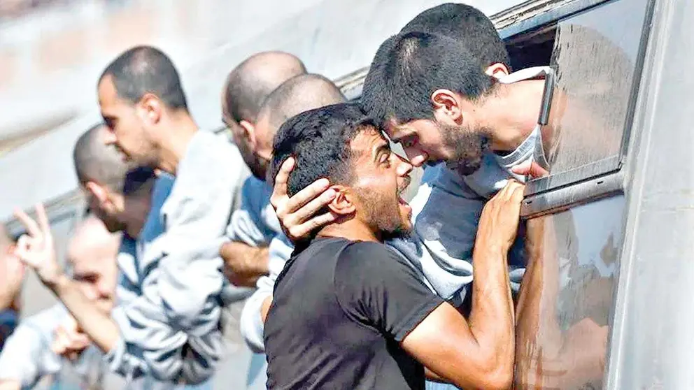 Los prisioneros palestinos liberados por Israel son recibidos por sus familiares./ YAHOO NOTICIAS