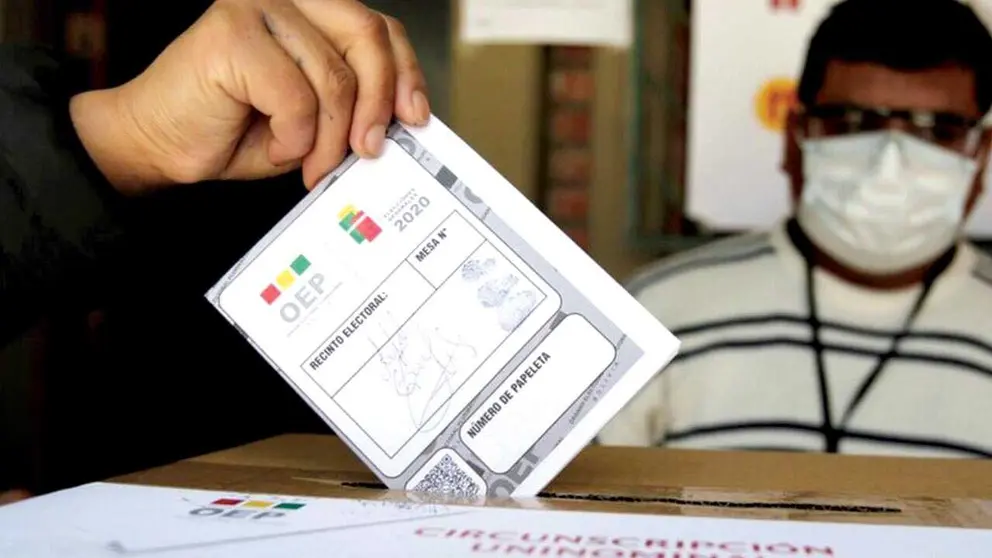 Imagen referencial de un ciudadano ejerciendo su derecho al voto./ ABI