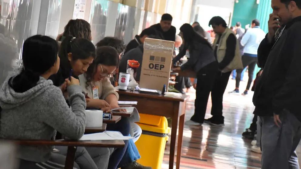Una mesa electora en Cochabamba, durante esta jornada. DICO SOL&Iacute;S