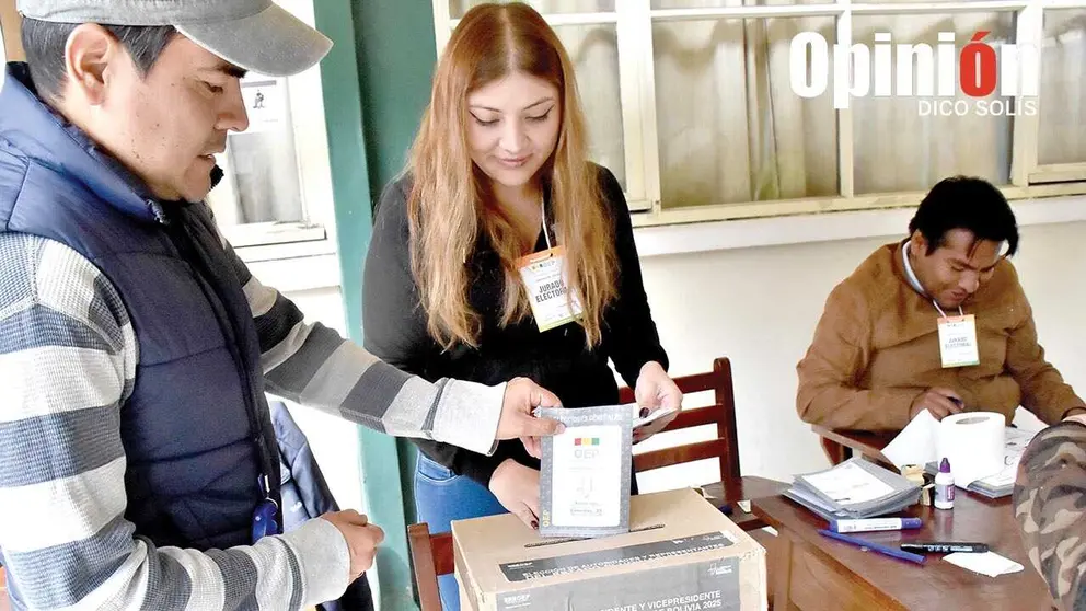 Un elector deposita su voto este domingo en la ciudad de Cochabamba./ DICO SOLÍS