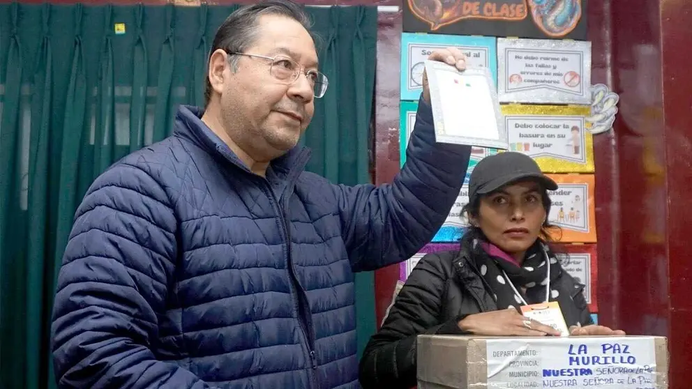 El Jefe de Estado, Luis Arce, emite su voto en el colegio Miguel de Cervantes./ APG