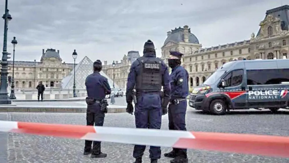 Polic&iacute;as en los alrededores del Louvre, en la capital francesa./ PRENSA LATINA