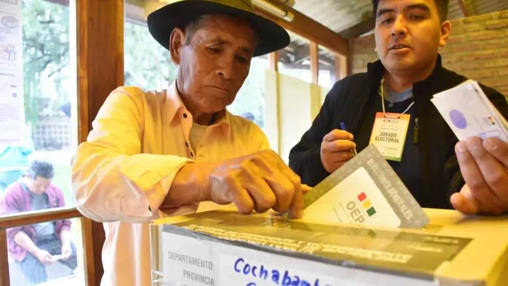 Un ciudadano emite su voto en Cochabamba. NO&Eacute; PORTUGAL