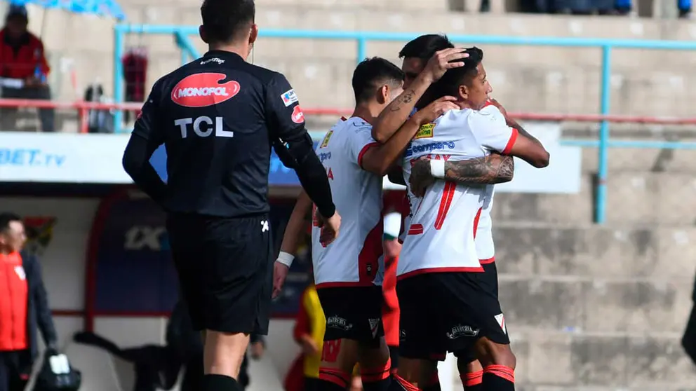Jugadores de Always Ready celebran uno de los goles. APG