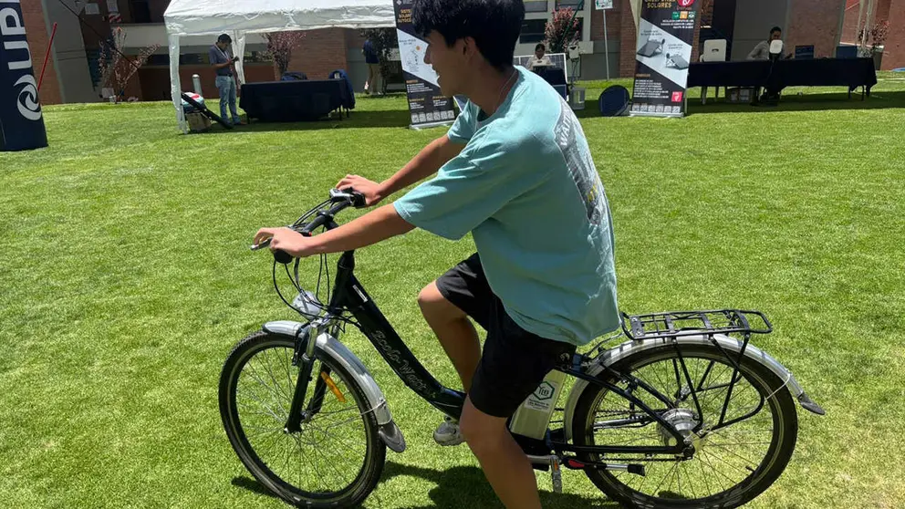 Bicicleta que utiliza bateria de litio. YLB