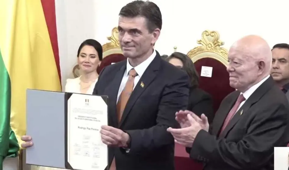 El presidente electo Rodrigo Paz y el presidente del TSE, &Oacute;scar Hassenteufel. CORREO DEL SUR