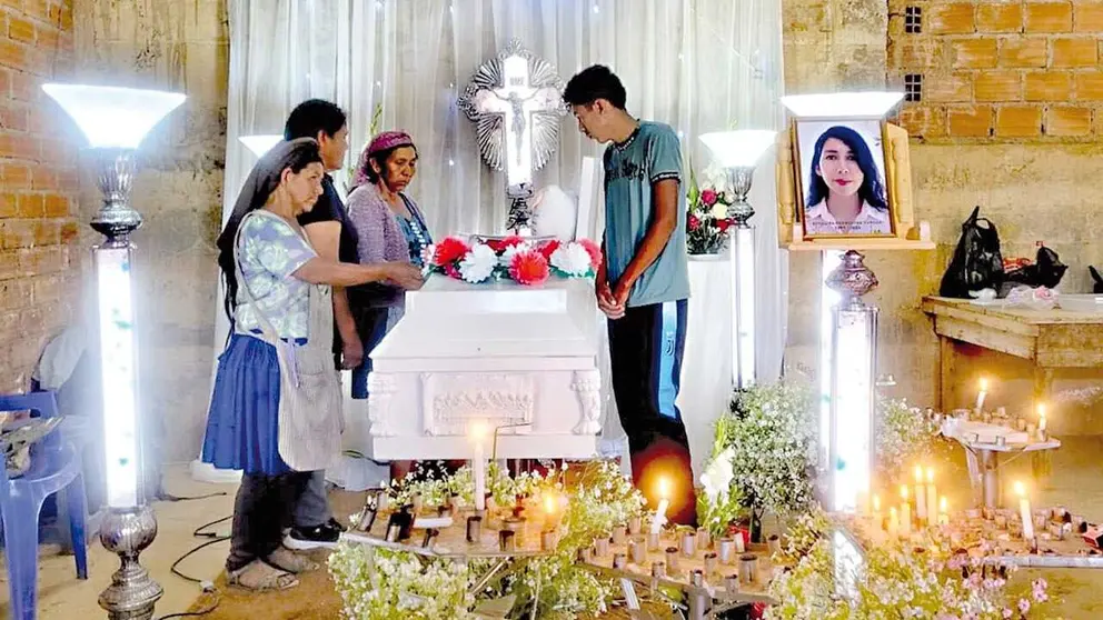 Velan el cuerpo de Estelita Rodr&iacute;guez, v&iacute;ctima de feminicidio, en Omereque./ VOCES LIBRES