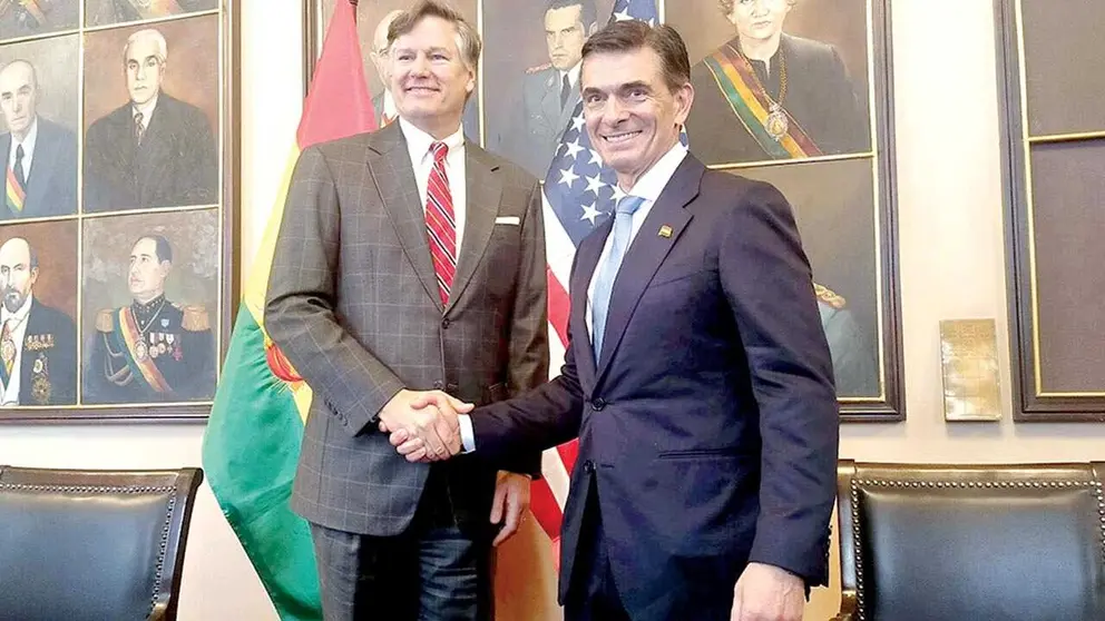 Christopher Landau (i), de Estados Unidos, y el presidente de Bolivia, Rodrigo Paz./ ABI