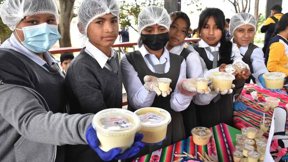 Un grupo de estudiantes de segundo de secundaria expone sus productos. NO&Eacute; PORTUGAL