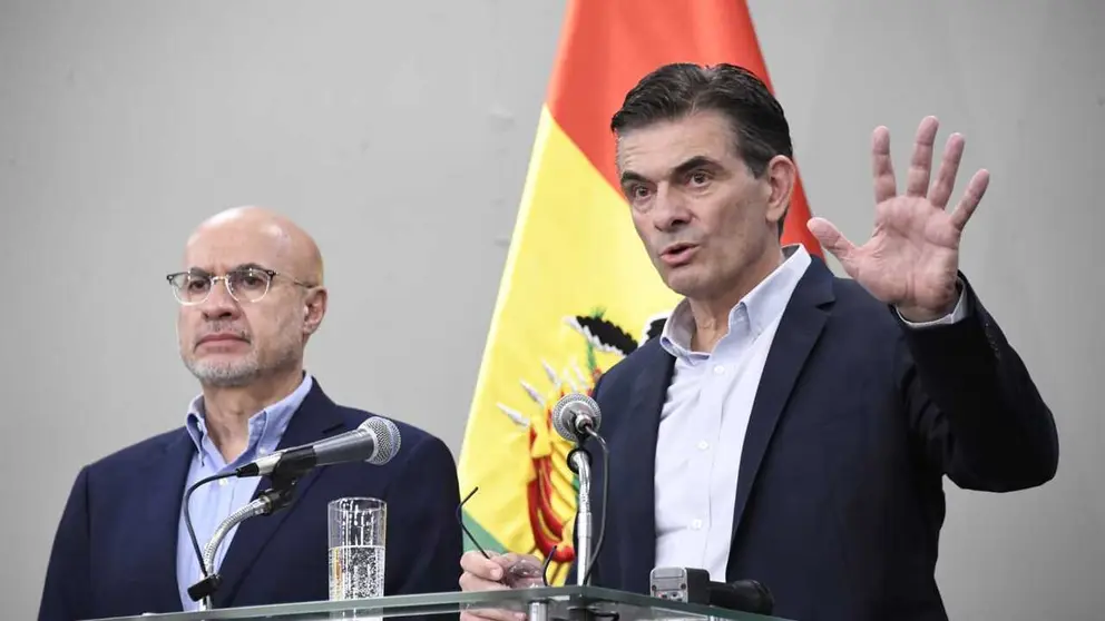 El presidente, Rodrigo Paz, (d) y el  ministro de la Presidencia, Jos&eacute; Luis Lupo (i). APG