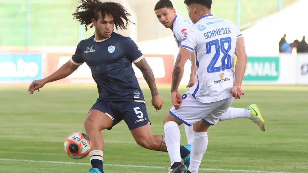 Una jugada del partido en Oruro ante GV San Jos&eacute;. APG
