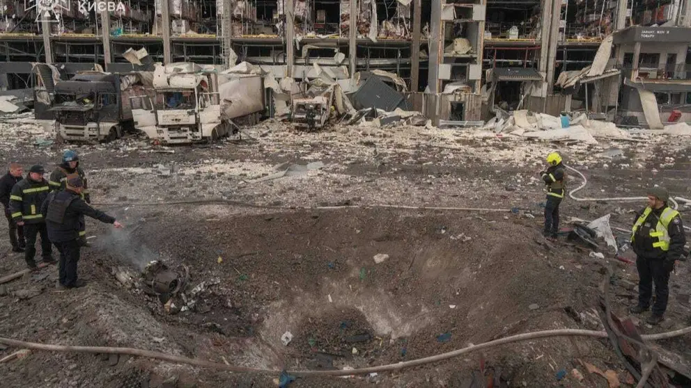 Al menos seis personas murieron hoy en Kiev en un ataque ruso con misiles y drones que destruy&oacute; varios edificios en zonas residenciales de la capital. VOLODYMYR ZELENSKYY