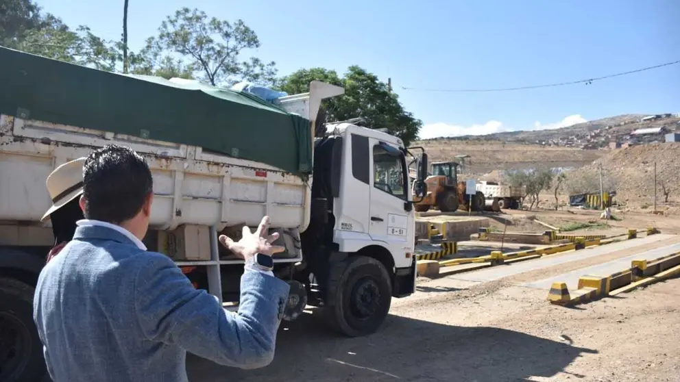 Un carro basurero ingresa al relleno sanitario de K&rsquo;ara K&rsquo;ara, en d&iacute;as recientes. NO&Eacute; PORTUGAL