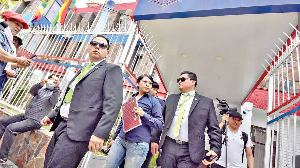 Fiscales salen de las oficinas de YPFB de la avenida Salamanca, en Cochabamba.DICO SOL&Iacute;S