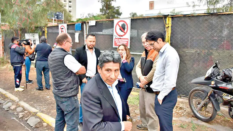 Autoridades en puertas de las instalaciones del Centro de Radioterapia, este 3 de diciembre./NO&Eacute; PORTUGAL