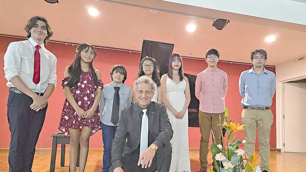 El pianista y pedagogo Emilio Aliss y un grupo de j&oacute;venes de su clase.  /  CORTES&Iacute;A