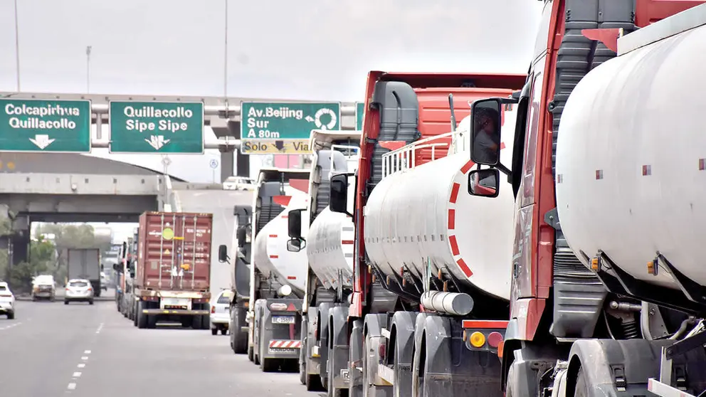 Choferes de transporte pesado realizan filas para cargar di&eacute;sel. / DICO SOL&Iacute;S
