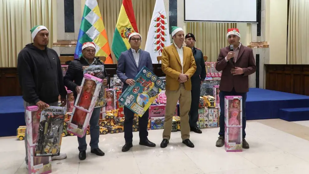 El vicepresidente, Edmand Lara, durante el acto de donaci&oacute;n de juguetes. VICEPRESIDENCIA