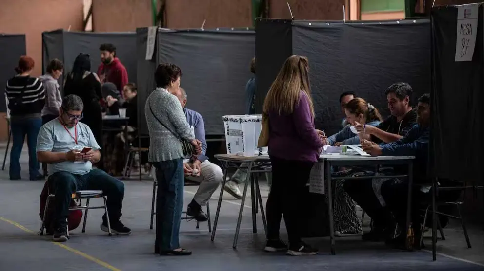 Los chilenos emiten su voto este domingo 14 de diciembre. EL PA&Iacute;S