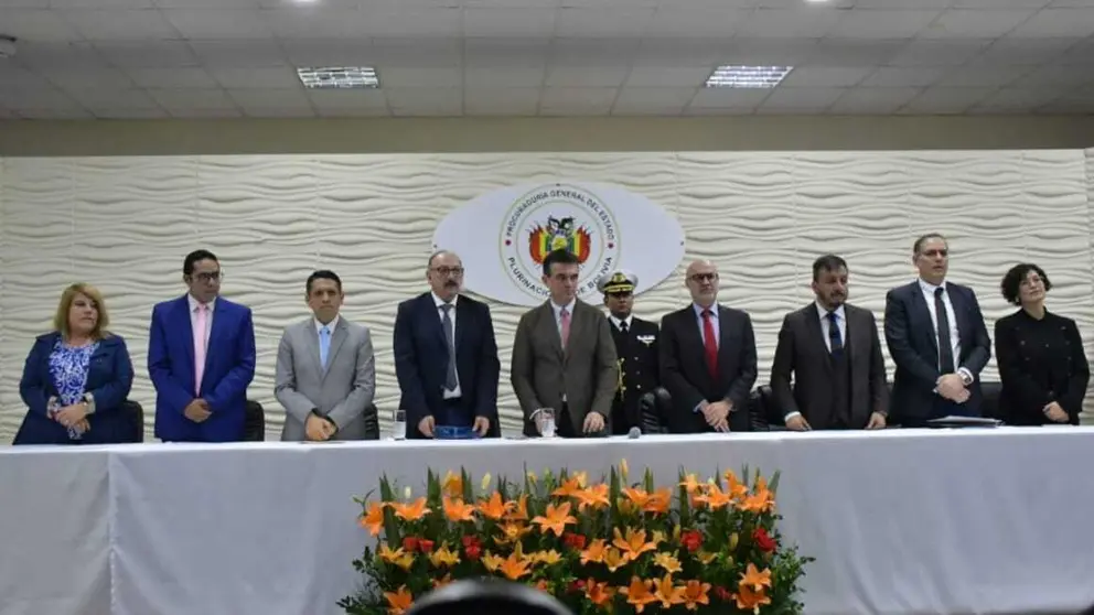 El presiente Rodrigo Paz junto a integrantes de la Comisi&oacute;n de la Verdad de Hidrocarburos. APG