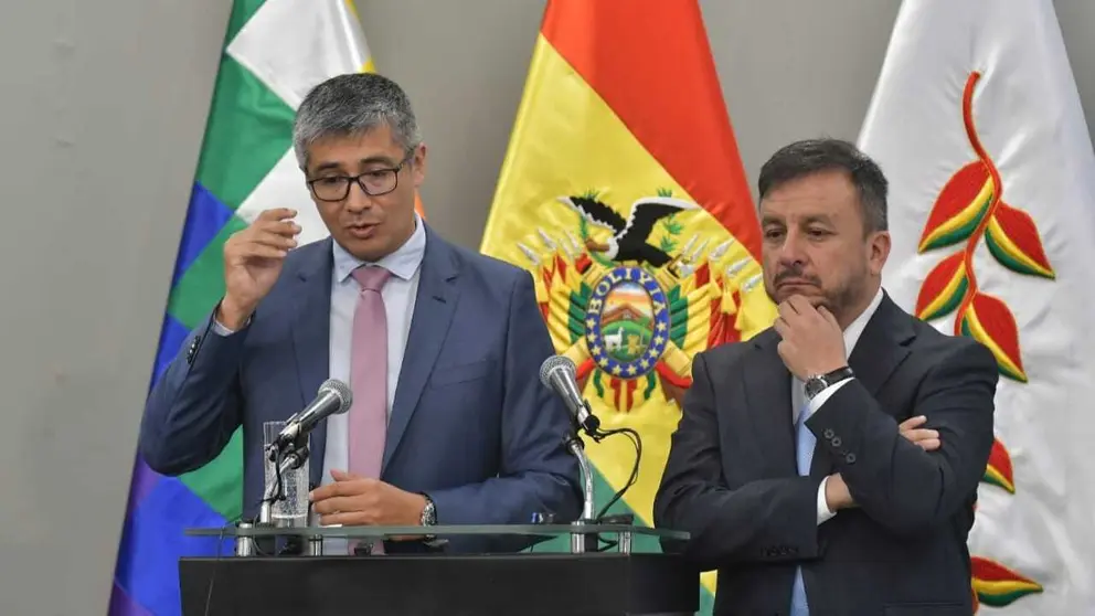 El ministro de Econom&iacute;a, Gabriel Espinoza, (i) y su par de Hidrocarburos, Mauricio Medinaceli (d). APG