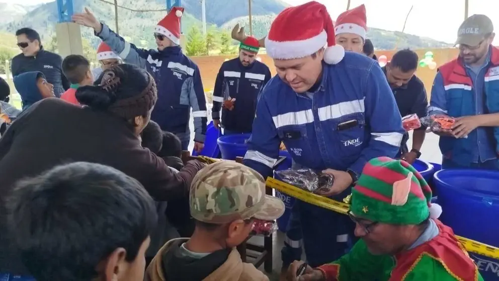 Con una chocolatada y regalos, al menos 400 ni&ntilde;os y ni&ntilde;as fueron agasajados por ENDE Valle Hermoso. UNICOM ENDE