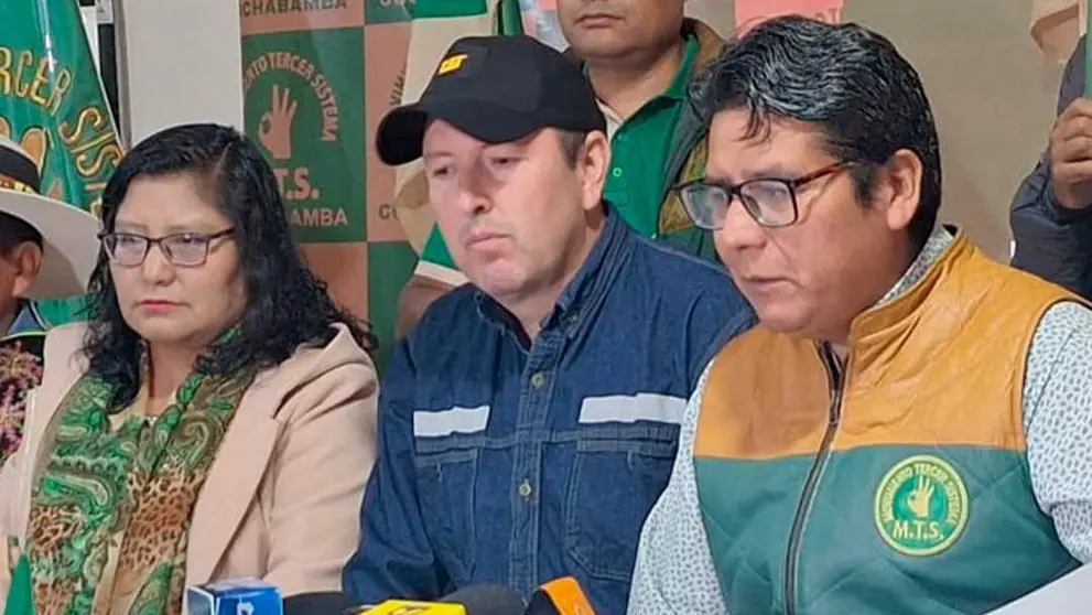 Alejandro Mostajo (centro) durante la presentaci&oacute;n de su candidatura. UNITEL