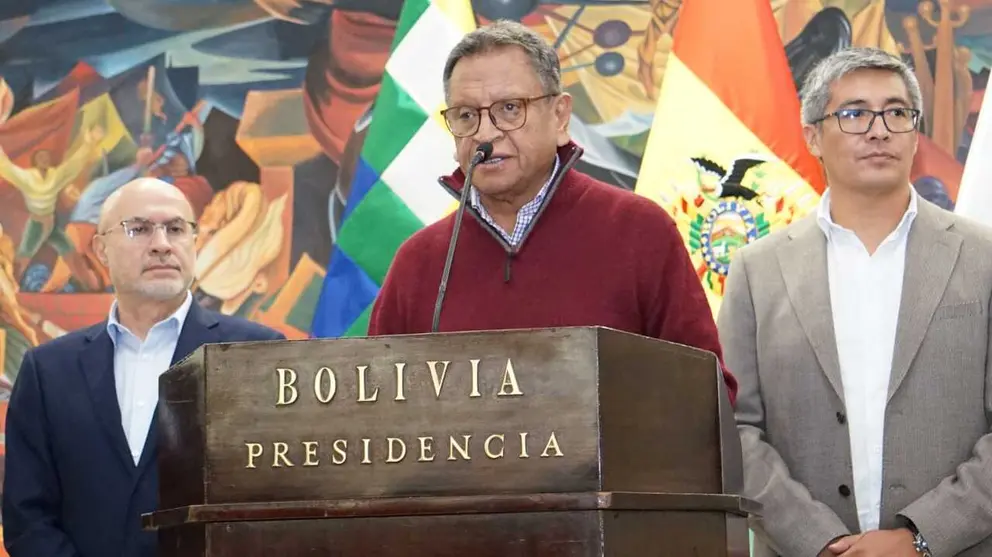 De derecha a izquierda: los ministros de Econom&iacute;a, Gabriel Espinoza; Gobierno, Marco Oviedo; y Presidencia, Jos&eacute; Luis Lupo. APG