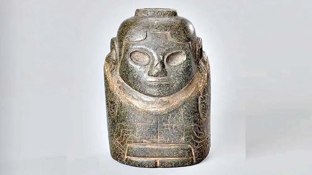 La estatuilla de piedra que se muestra es la "Illa del Ekeko"./ EMBAJADA DE SUIZA