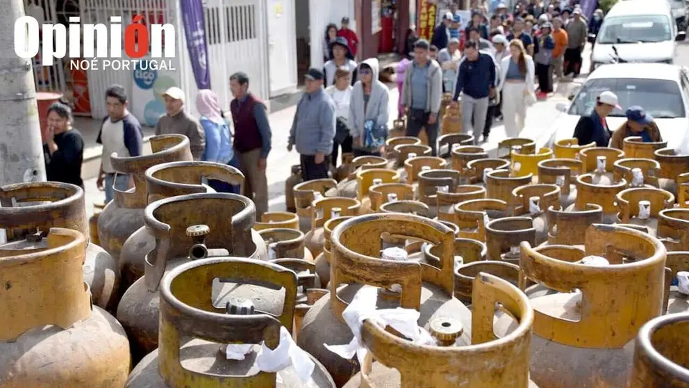 Personas hacen fila para adquirir una garrafa de gas en Cochabamba./ NOÉ PORTUGAL