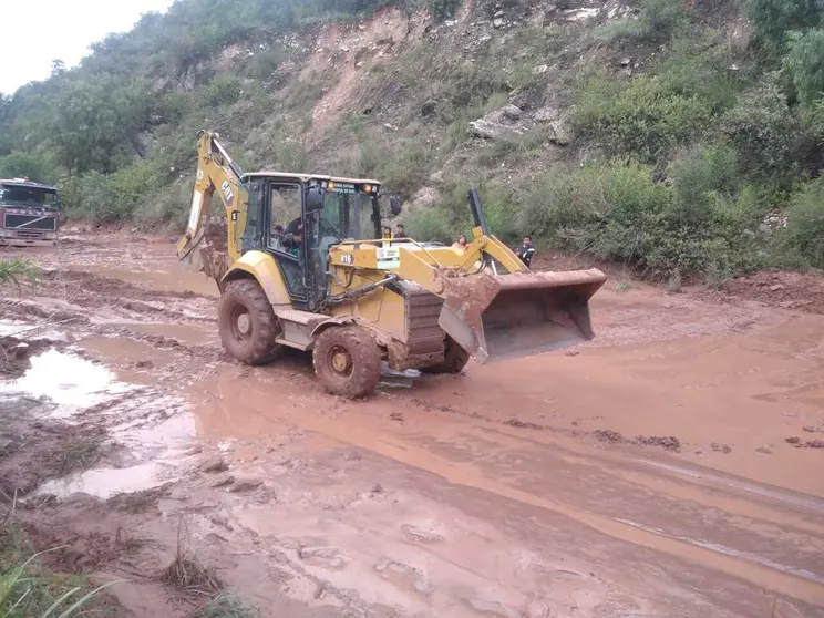Maquinaria pesada trabaja retirando el lodo de la ruta hacia el occidente del pa&iacute;s. ABC